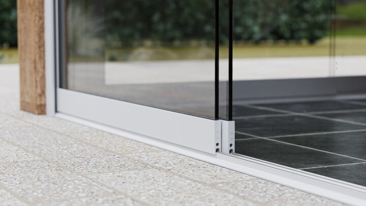 2-rail-glazen-schuifwanden-wit-glas