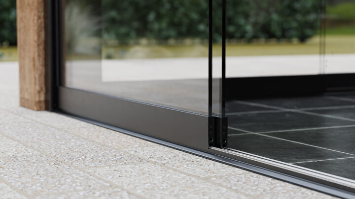 2-rail-glazen-schuifwanden-zwart-glas
