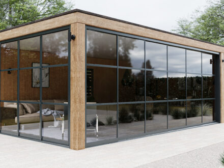 6-rail-glazen-schuifwand-in-tuinhuis