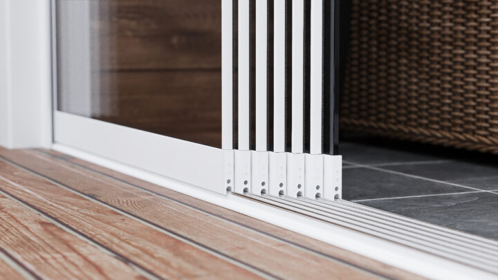 Veranda-glazen-schuifwanden-met-tochtstrip-wit