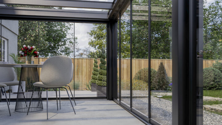 Veranda met glazen schuifwanden