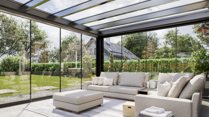 Veranda met glazen schuifwanden daglicht