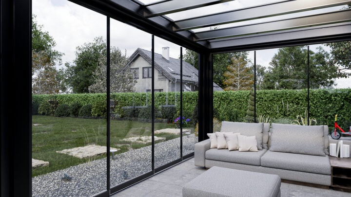 Veranda met glazen schuifwanden in helder glas