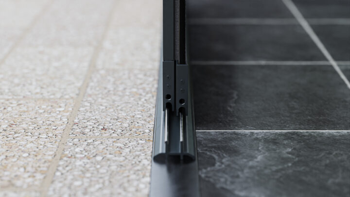 2 rail onderrail in antraciet glazen schuifwanden